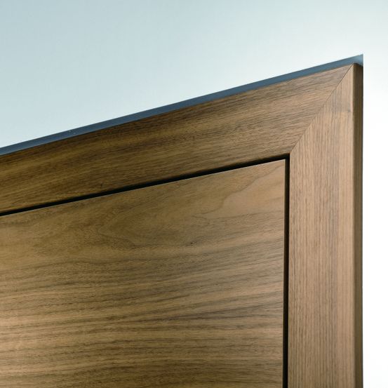 Bild enthält, Interior Design, Wood, Hardwood, Plywood, Cabinet, Furniture, Cupboard, Stained Wood, Door, Wood Panels