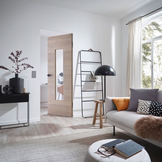 Bild enthält, Lamp, Building, Furniture, Indoors, Living Room, Room, Interior Design, Home Decor, Chair, Floor Lamp