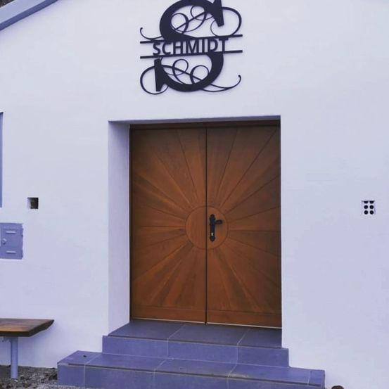 Bild enthält, Wood, Hardwood, Stained Wood, Indoors, Interior Design, Door, Bench, Furniture