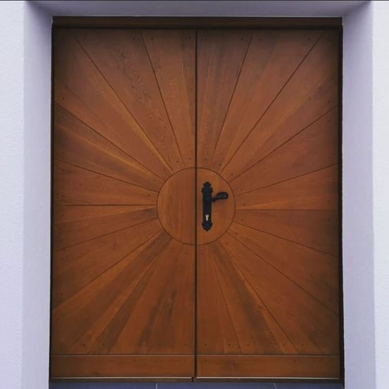 Bild enthält, Wood, Hardwood, Stained Wood, Indoors, Interior Design, Door, Gate