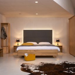 Bild enthält, Indoors, Interior Design, Bed, Furniture, Home Decor, Floor, Flooring, Rug, Bedroom, Wood