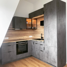 Bild enthält, Indoors, Interior Design, Kitchen, Device, Electrical Device, Microwave, Oven, Floor, Wood, Wood Panels