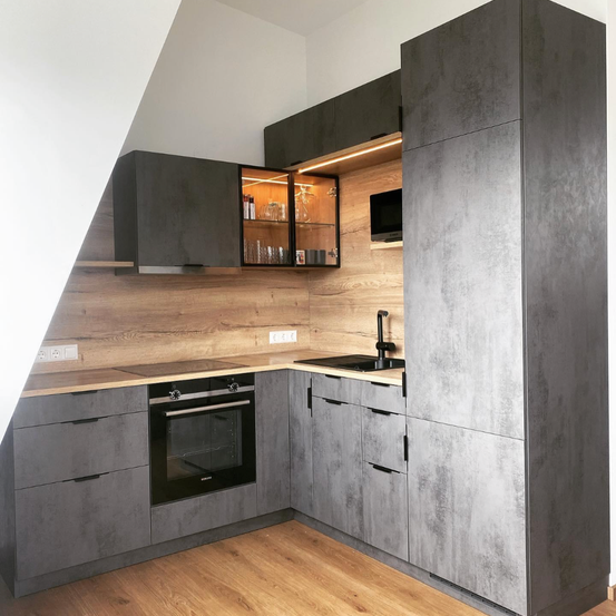 Bild enthält, Indoors, Interior Design, Kitchen, Device, Electrical Device, Microwave, Oven, Floor, Wood, Wood Panels