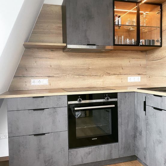 Bild enthält, Indoors, Interior Design, Electrical Device, Microwave, Oven, Kitchen, Wood, Switch, Wood Panels, Housing