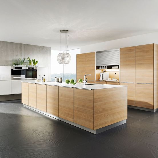 Bild enthält, Indoors, Interior Design, Kitchen, Floor, Kitchen Island, Flooring, Furniture