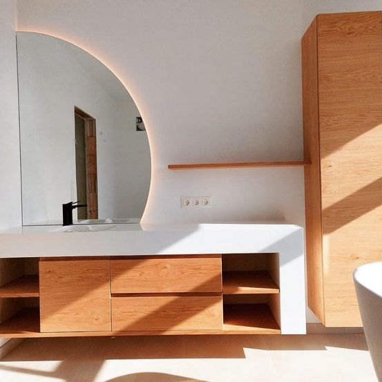 Bild enthält, Indoors, Interior Design, Wood, Furniture, Sideboard, Hardwood, Stained Wood, Bathing, Sink