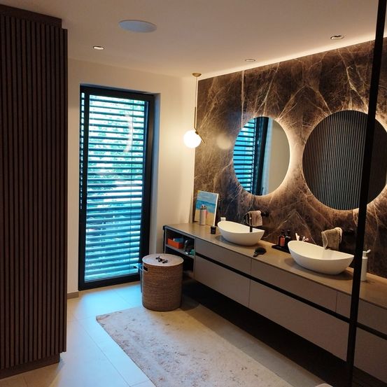 Bild enthält, Indoors, Interior Design, Home Decor, Sink, Sink Faucet, Window, Bathing