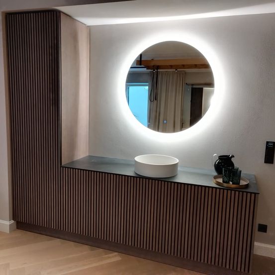 Bild enthält, Indoors, Interior Design, Wood, Hardwood, Wood Panels, Window, Stained Wood