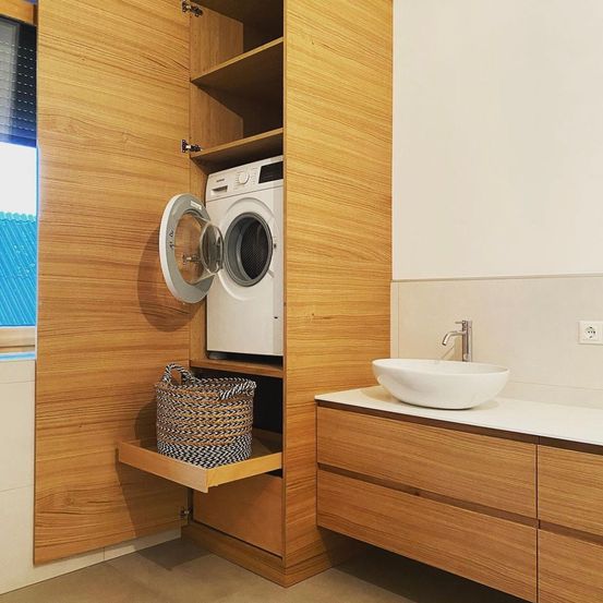 Bild enthält, Indoors, Interior Design, Appliance, Device, Washer, Wood, Hardwood, Stained Wood, Laundry, Sink