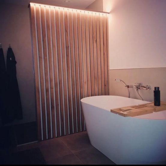 Bild enthält, Indoors, Interior Design, Wood Panels, Hardwood, Stained Wood, Wood