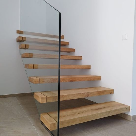 Bild enthält, Building, House, Housing, Staircase, Wood, Hardwood, Stained Wood, Indoors, Interior Design, Furniture
