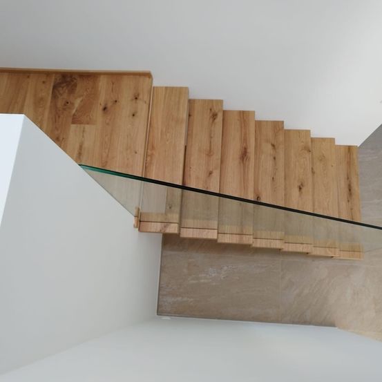 Bild enthält, Indoors, Interior Design, Wood, Hardwood, Stained Wood, Furniture, Table, Tabletop, Wood Panels