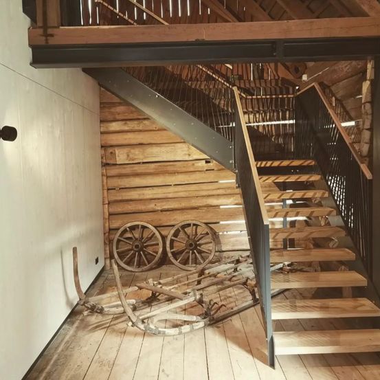 Bild enthält, Indoors, Interior Design, Wood, Hardwood, Stained Wood, Housing, Staircase, Machine, Wheel, Foyer