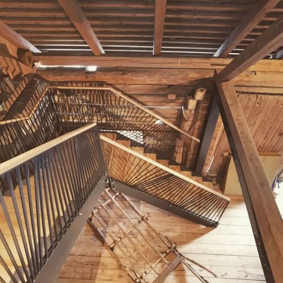 Bild enthält, Wood, Hardwood, Stained Wood, Indoors, Interior Design, Building, House, Housing, Staircase, Foyer