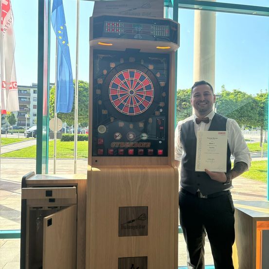 Bild enthält, Urban, Adult, Male, Man, Person, Accessories, Formal Wear, Tie, Game