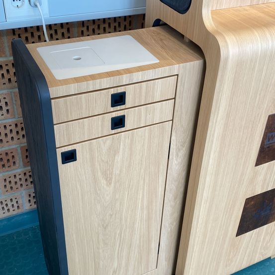 Bild enthält, Indoors, Interior Design, Wood, Furniture, Mailbox, Hardwood, Pen, Chest Of Drawers, Electrical Device, Switch