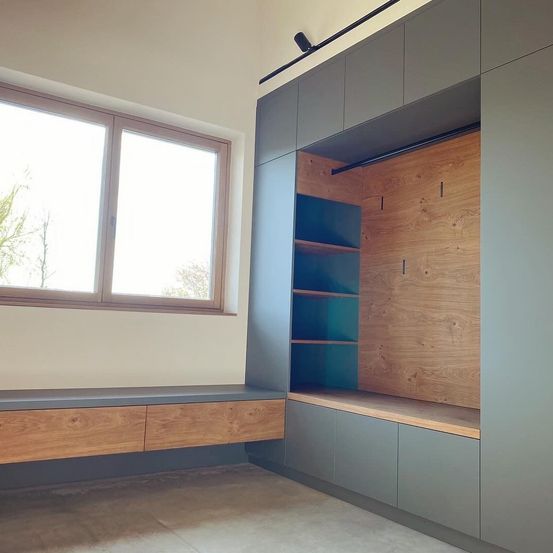 Bild enthält, Indoors, Interior Design, Wood, Furniture, Closet, Cupboard, Hardwood, Stained Wood, Wood Panels