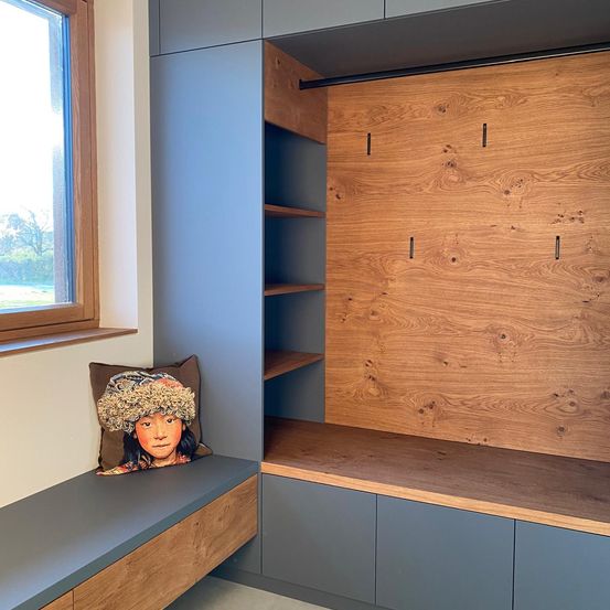 Bild enthält, Indoors, Interior Design, Hardwood, Stained Wood, Wood, Wood Panels, Baby, Person, Furniture