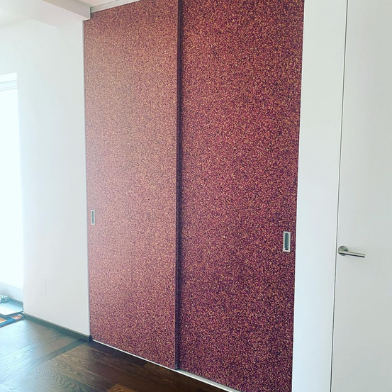 Bild enthält, Indoors, Interior Design, Closet, Cupboard, Furniture, Wardrobe, Door