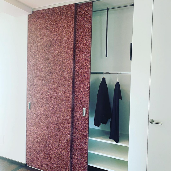 Bild enthält, Indoors, Interior Design, Closet, Furniture, Wardrobe, Door, Sliding Door