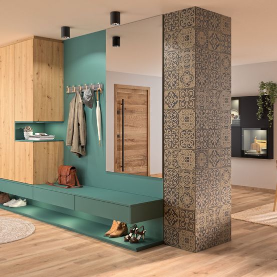 Bild enthält, Indoors, Interior Design, Floor, Flooring, Corner, Furniture, Home Decor, Wood, Chair, Living Room