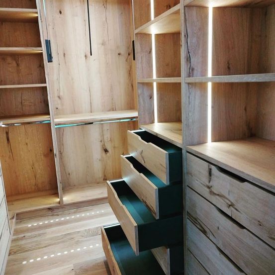 Bild enthält, Indoors, Interior Design, Wood, Hardwood, Stained Wood, Furniture, Closet, Cupboard