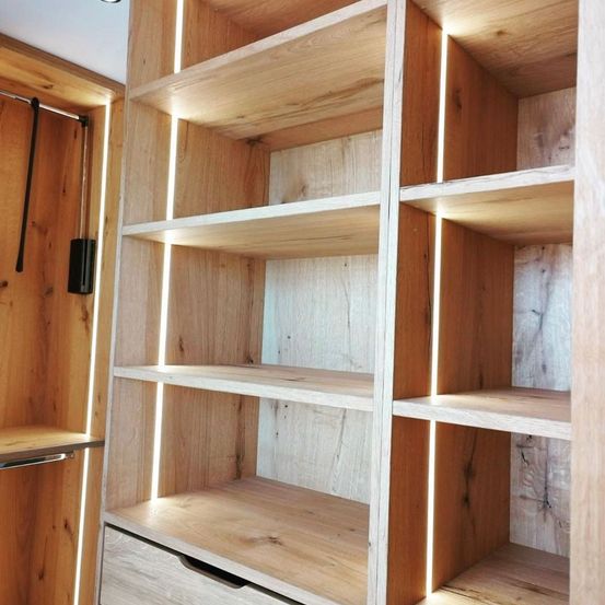 Bild enthält, Wood, Indoors, Interior Design, Hardwood, Stained Wood, Furniture, Closet, Cupboard, Bookcase