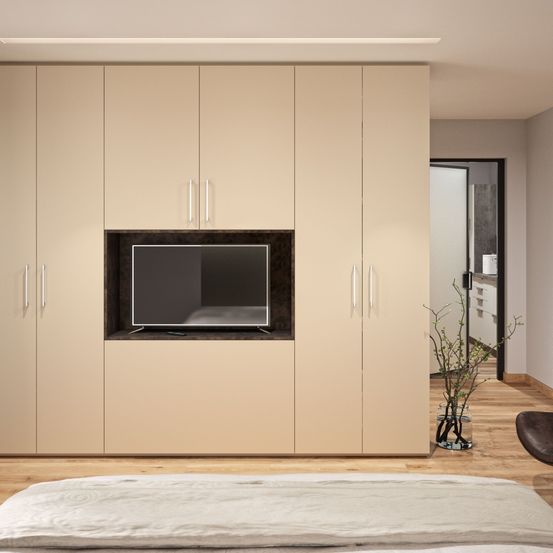 Bild enthält, Indoors, Interior Design, Closet, Cupboard, Furniture, Wardrobe, Bed, Plant, Monitor, Screen
