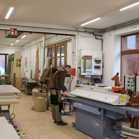 Bild enthält, Building, Factory, Manufacturing, Workshop, Adult, Male, Man, Person, Shoe, Hospital