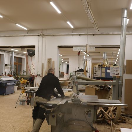 Bild enthält, Building, Factory, Manufacturing, Workshop, Adult, Male, Man, Person, Footwear, Shoe