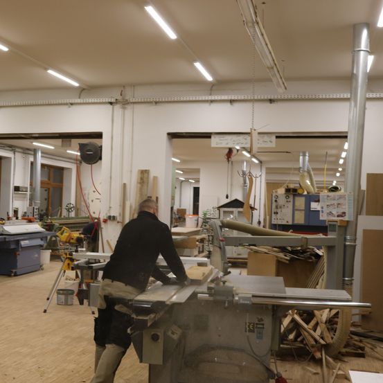 Bild enthält, Building, Factory, Manufacturing, Workshop, Adult, Male, Man, Person, Footwear, Shoe