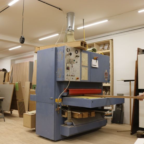 Bild enthält, Architecture, Building, Factory, Manufacturing, Workshop, Adult, Male, Man, Person, Face