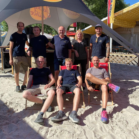 Bild enthält, Shelter, Shorts, People, Person, Portrait, Adult, Female, Woman, Male, Man