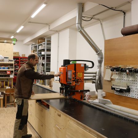 Bild enthält, Factory, Manufacturing, Workshop, Adult, Male, Man, Person, Wood, Shoe, Plywood