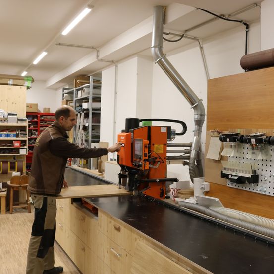 Bild enthält, Factory, Manufacturing, Workshop, Adult, Male, Man, Person, Wood, Shoe, Plywood