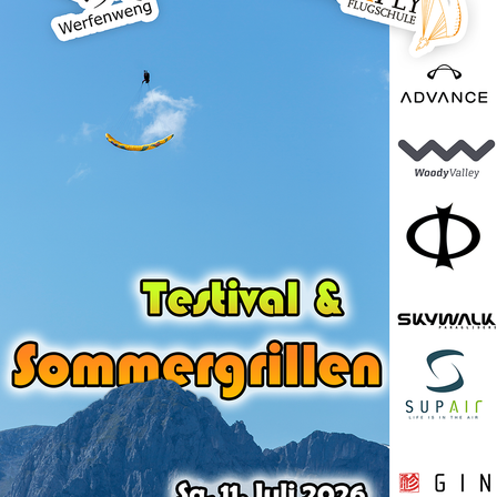 Ein Plakat für die Veranstaltung Festival & Sommergrillen. Es zeigt eine Person beim Paragliding mit blauem Himmel, Wolken und einem Berg. Logos verschiedener Sponsoren sind zu sehen.