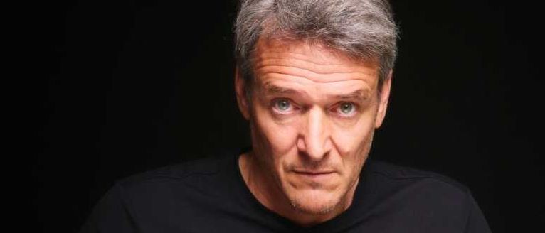 Bild enthält, Face, Person, Photography, Portrait, Adult, Male, Man, Finger, People, Food