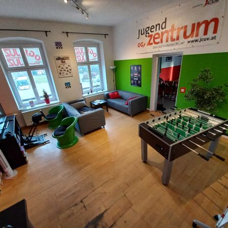Bild enthält, Lamp, Floor, Indoors, Interior Design, Flooring, Couch, Living Room, Chair, Person, Table