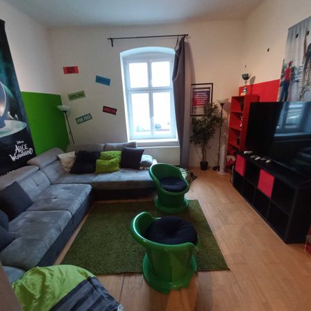 Bild enthält, Furniture, Indoors, Living Room, Interior Design, Computer Hardware, Monitor, Screen, Home Decor, Couch, TV