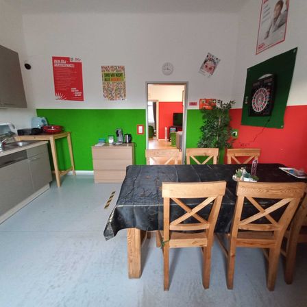 Bild enthält, Dining Room, Dining Table, Indoors, Table, Interior Design, Floor, Plywood, Wood, Flooring, Kitchen