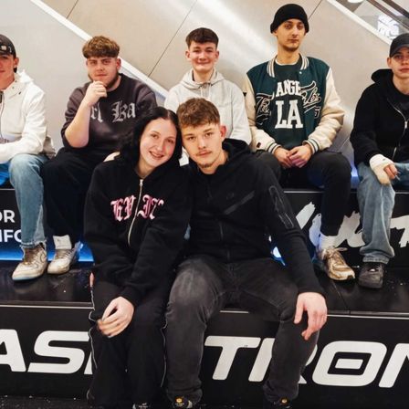Bild enthält, People, Person, Pants, Groupshot, Boy, Male, Teen, Shoe, Adult, Woman