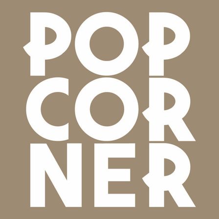 Das Bild zeigt das Wort 'POPCORNER' in weißen, fetten und Großbuchstaben auf einem braunen Hintergrund. Das Design ist modern und minimalistisch.