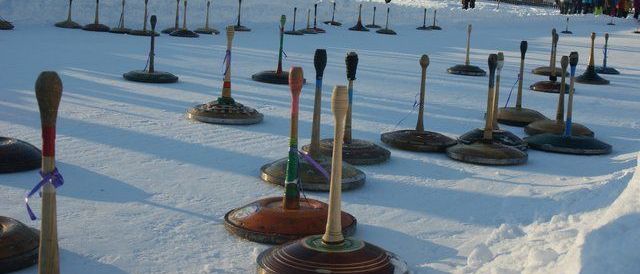 Bild enthält, Person, Brush, Device, Tool, Adult, Male, Man, City, Outdoors