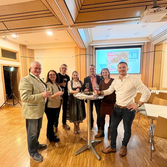 Bild enthält, Furniture, Table, Desk, Groupshot, Person, People, Adult, Male, Man, Coat