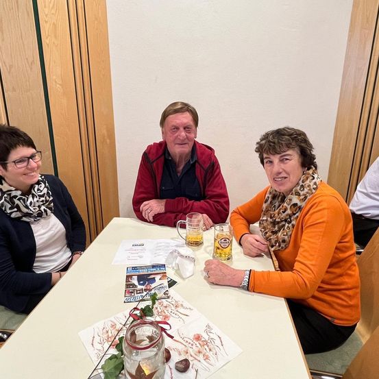 Bild enthält, People, Person, Adult, Male, Man, Table, Tabletop, Scarf, Face, Brunch