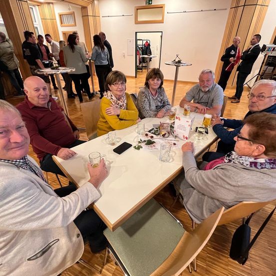 Bild enthält, Adult, Female, Person, Woman, Male, Man, Tabletop, Fun, People, Indoors