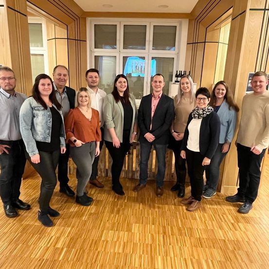 Bild enthält, Groupshot, Person, Adult, Female, Woman, Male, Man, Coat, Wood, People