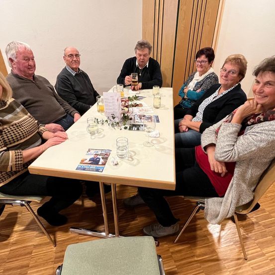 Bild enthält, Adult, Female, Person, Woman, People, Male, Man, Table, Tabletop, Face