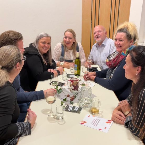 Bild enthält, People, Person, Adult, Female, Woman, Male, Man, Table, Fun, Party