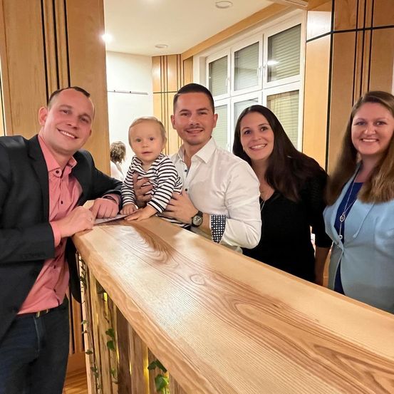 Bild enthält, People, Person, Wood, Adult, Female, Woman, Hardwood, Baby, Male, Man